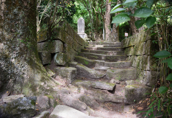 古びた石積みの遺構