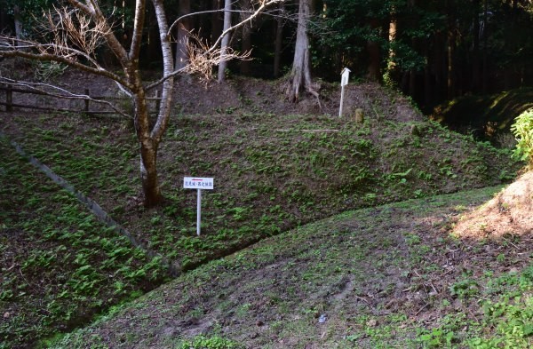 森の中の遊歩道、「西之城跡・花見城跡」への看板もある