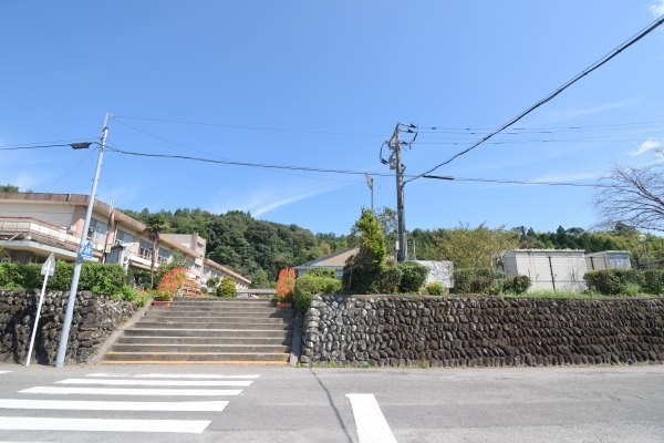 階段を登って学校に入る