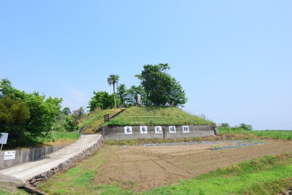 田園風景の中の城跡