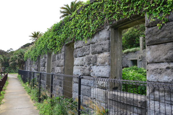 古い建物の石壁が残る