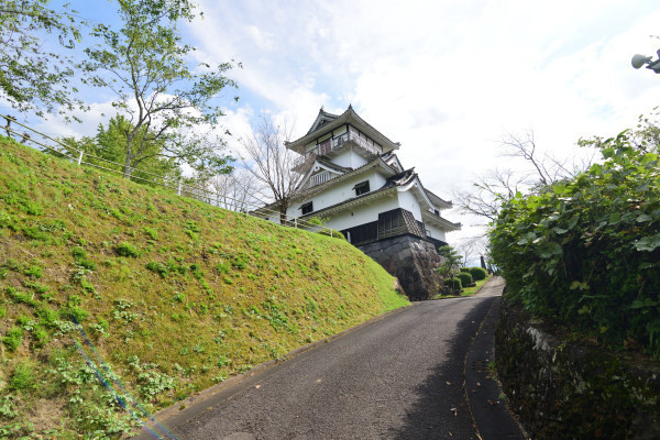 坂道の上に城郭風の建物