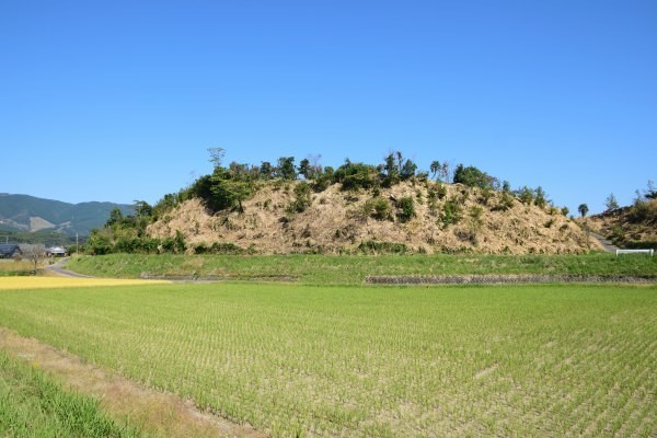 田んぼの中に山城跡