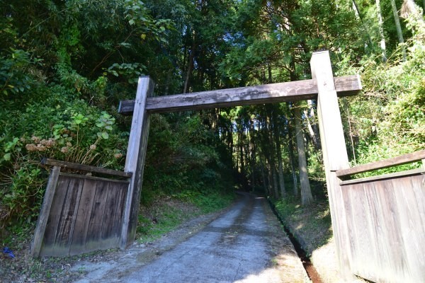 門のある山道