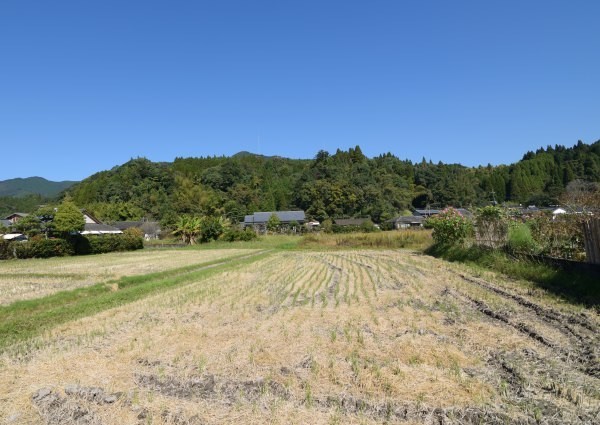 田園風景の向こうに山城跡