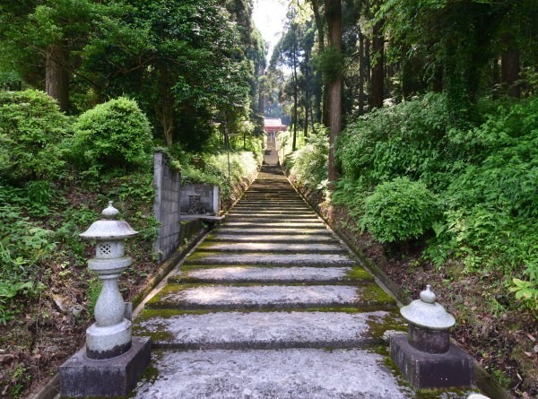 石段の先に社殿が見えうる