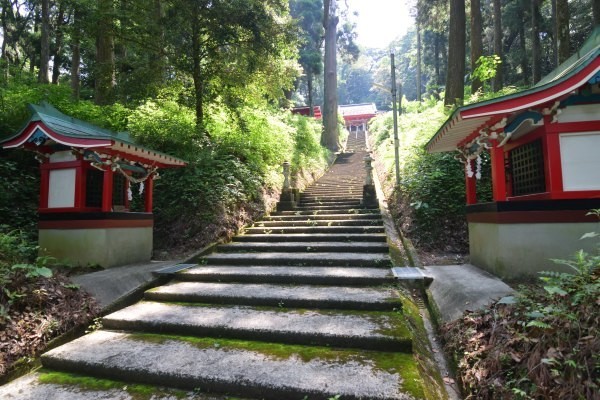 石段の左右に摂社