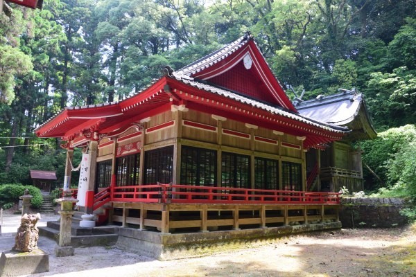 森の中に立派な社殿