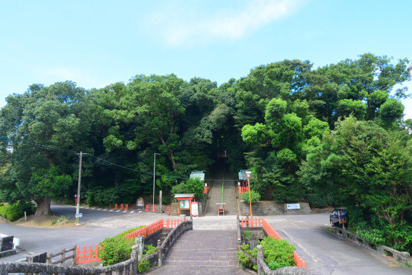 石橋と鳥居と山上の境内