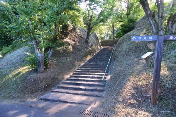 石段をのぼって城跡へ