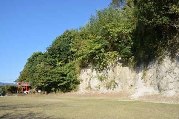 シラスの岩肌が見える山城跡