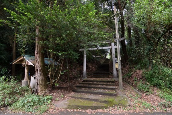 山城跡は神社に、参道の石段と鳥居