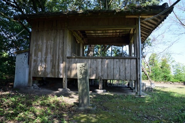 小さな社殿が建つ