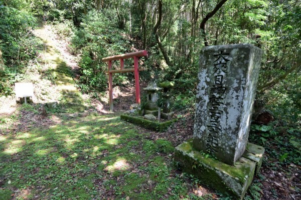 赤い鳥居と石碑