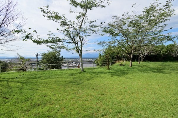 城跡から街並みを見下ろす