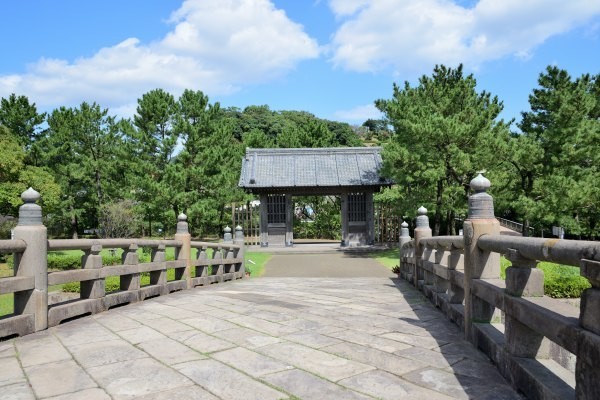 橋の上、欄干の造りも豪華