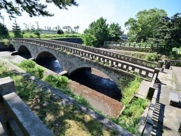 水路にかかる石橋