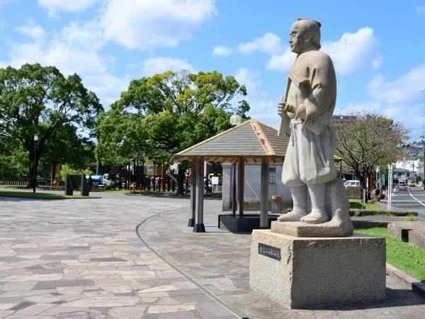 岩永三五郎の石像