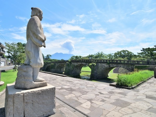 石造と橋と桜島