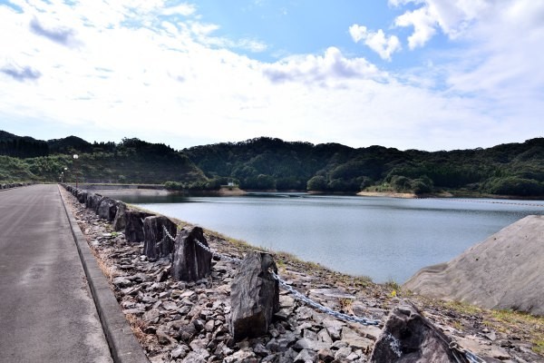 ダム湖が広がる