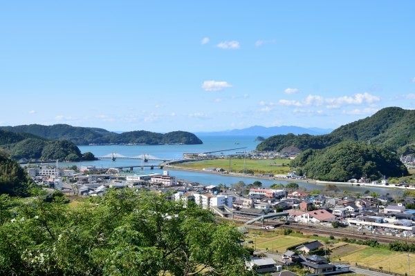 海岸と島々を見下ろす