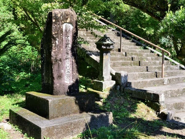 階段脇に石碑がある