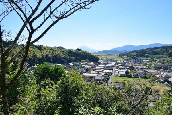 山田の街並みと遠くに桜島