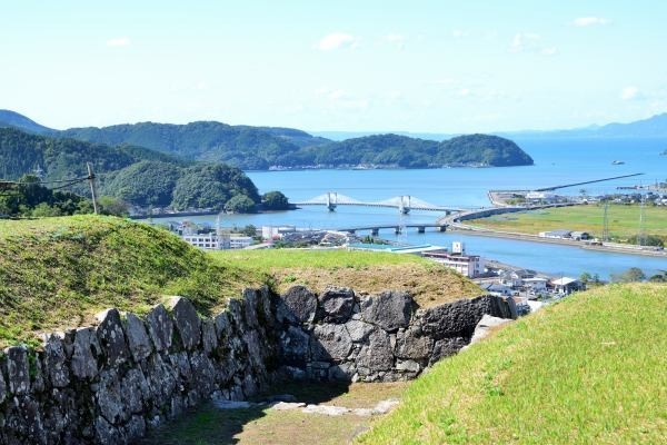 城跡と眼下に海岸