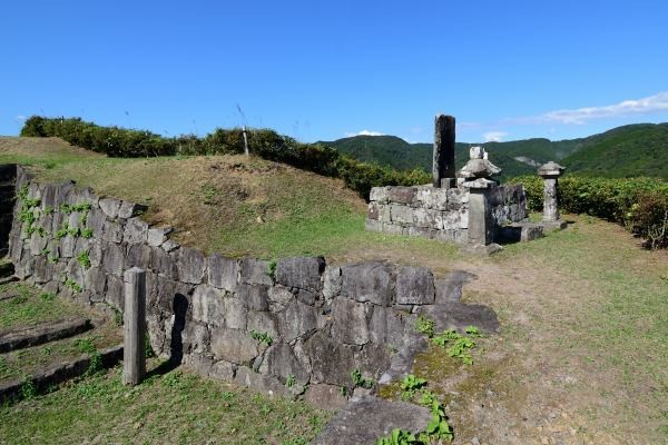 石垣と石碑と