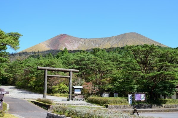 鳥居のむこうに火山が見える