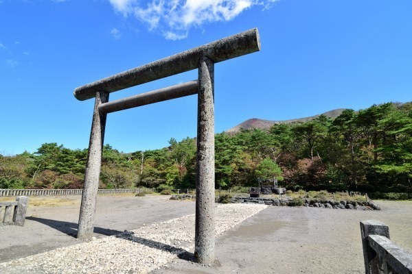 石の鳥居と奥に祭壇