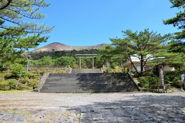 石段と鳥居と火山