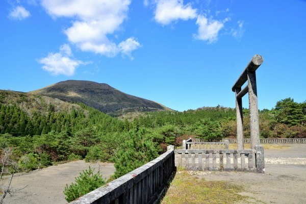 鳥居と山のある風景