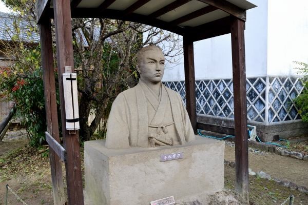 小松帯刀のシラス像