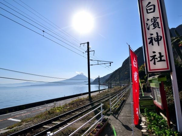 「白濱神社」の看板と線路と国道