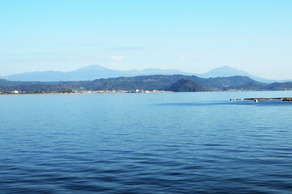 広がる海と連なる山々