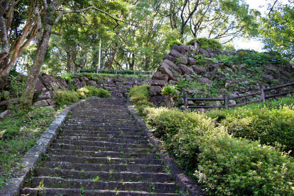 石段と石垣がある