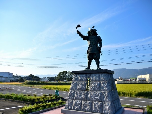 采配を振るう島津義弘の立像