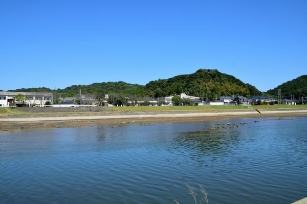 川沿いに見える山々