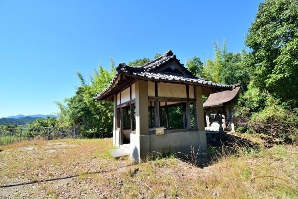 広場に社殿がある