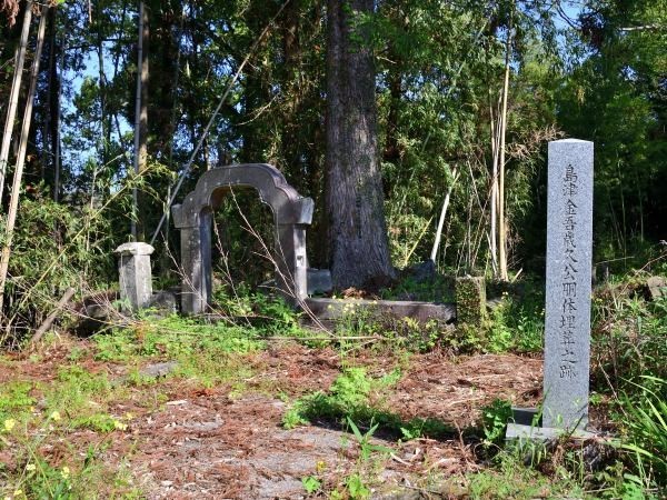 墓塔と記念の石柱