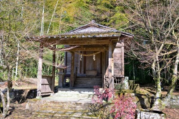 古びた神社の建物