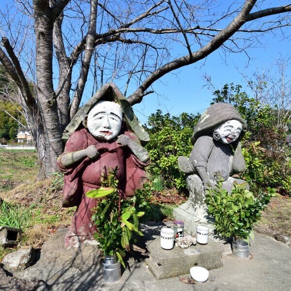 彩色された田の神像二柱