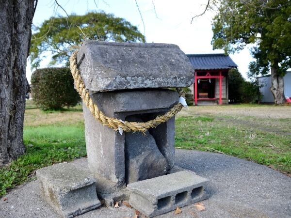 石祠に石が安置されている