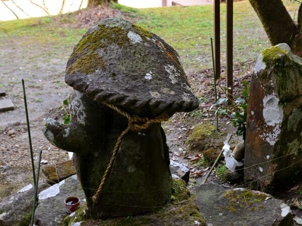 田の神の背中