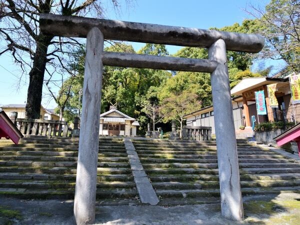 鳥居の奥に社殿が見える