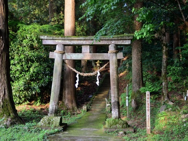 石の鳥居と奥へ続く石段