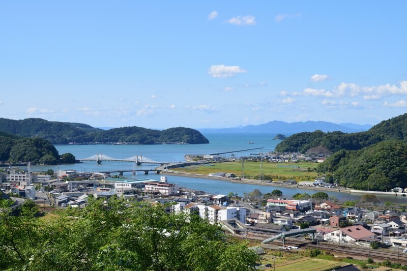 葦北の海と佐敷の街並み
