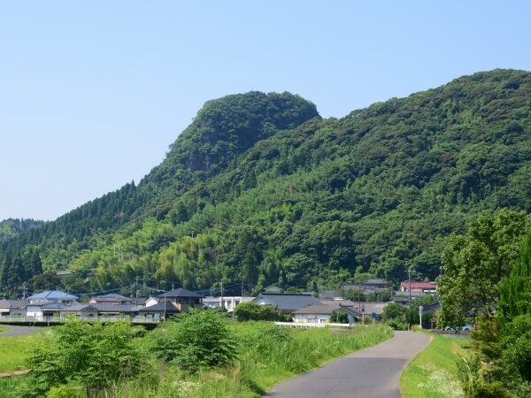 もこっとした山