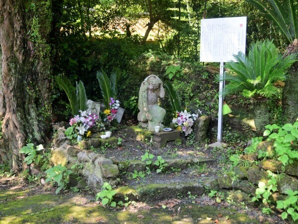 山の麓に田の神像